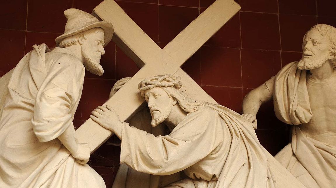 3. Station: Jesus fällt zum ersten Mal unter dem Kreuz. 